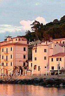 Un lungomare tutto colorato con lampioni e telecamere
