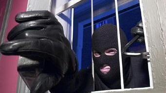 Porta la moglie al ristorante I ladri gli svaligiano la casa