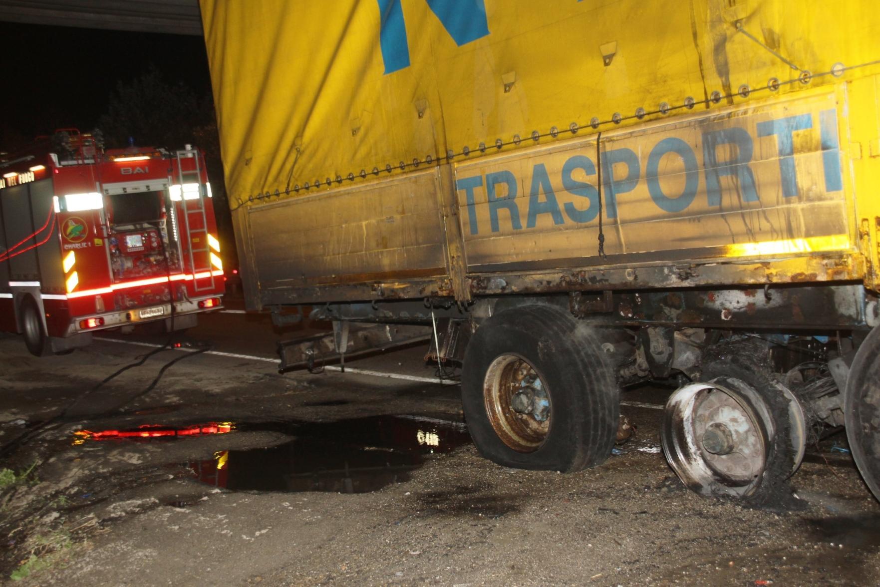 Autoarticolato in fiamme: paura e disagi in superstrada 