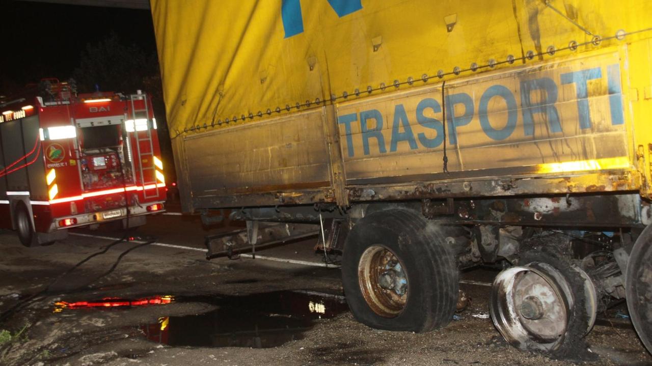 Autoarticolato in fiamme: paura e disagi in superstrada