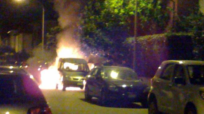 Incendio doloso distrugge un’auto parcheggiata in via Zarini