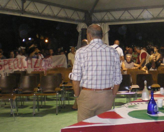Blitz dell'Ex Caserma alla festa Pd: protesta contro l'emergenza casa 