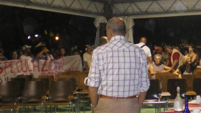 Blitz dell'Ex Caserma alla festa Pd: protesta contro l'emergenza casa
