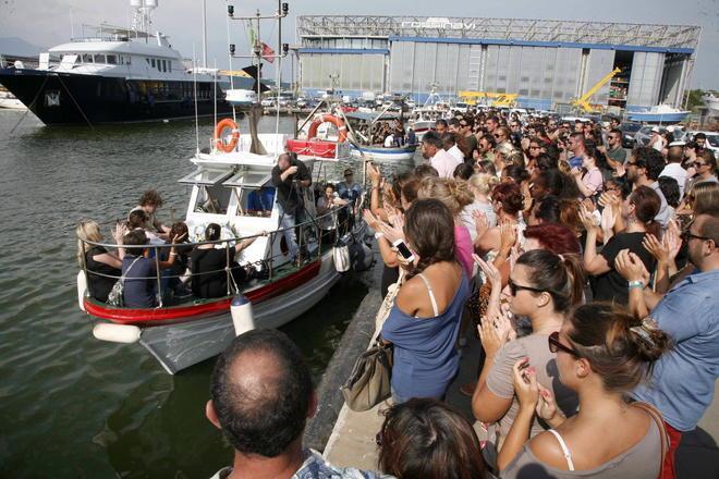 Addio in mare al giovane pescatore viareggino ucciso da un’infezione 