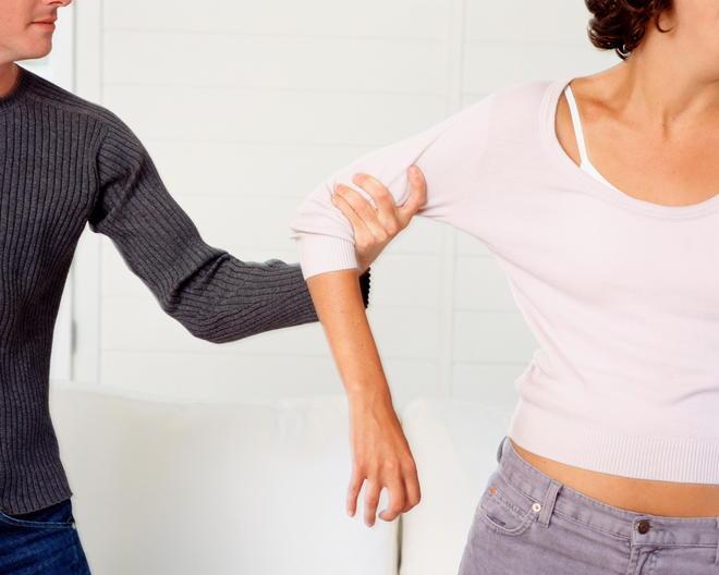 Donna accusa di violenza sessuale e stalking otto pachistani 