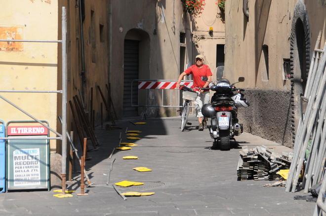 Dopo i crolli, in via San Giorgio scoppia il caos viabilità 