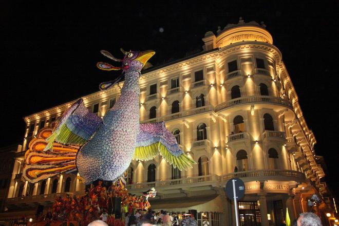 Carnevale estivo, ora Santini lancia una terza sfilata 