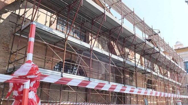 Cantiere agli Arsenali Medicei si ristrutturano le facciate