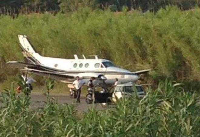 Aereo sbatte con l’ala sulla recinzione 
