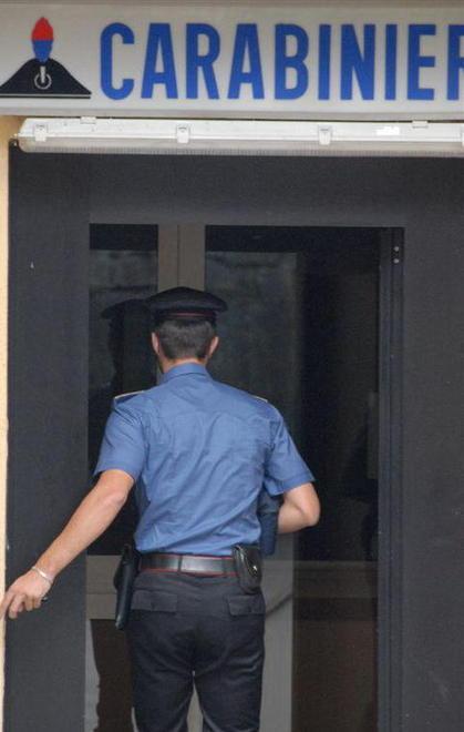 Sequestra e picchia la fidanzata: arrestato 