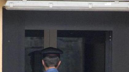 Sequestra e picchia la fidanzata: arrestato