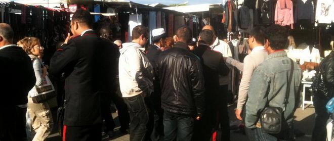 Ambulanti contro gli abusivi 