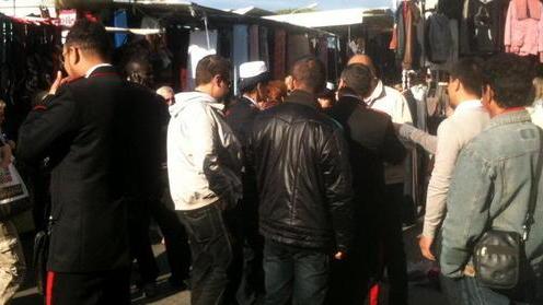 Ambulanti contro gli abusivi