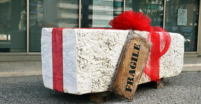 Rubano il maxifiocco in tulle del “Viaggio” di Siani