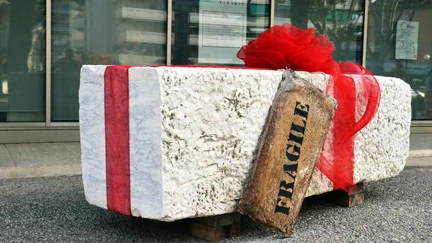 Rubano il maxifiocco in tulle del “Viaggio” di Siani