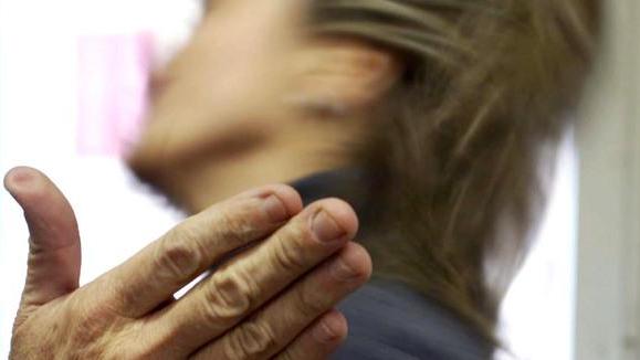 Sequestra e picchia la fidanzata dopo un sms