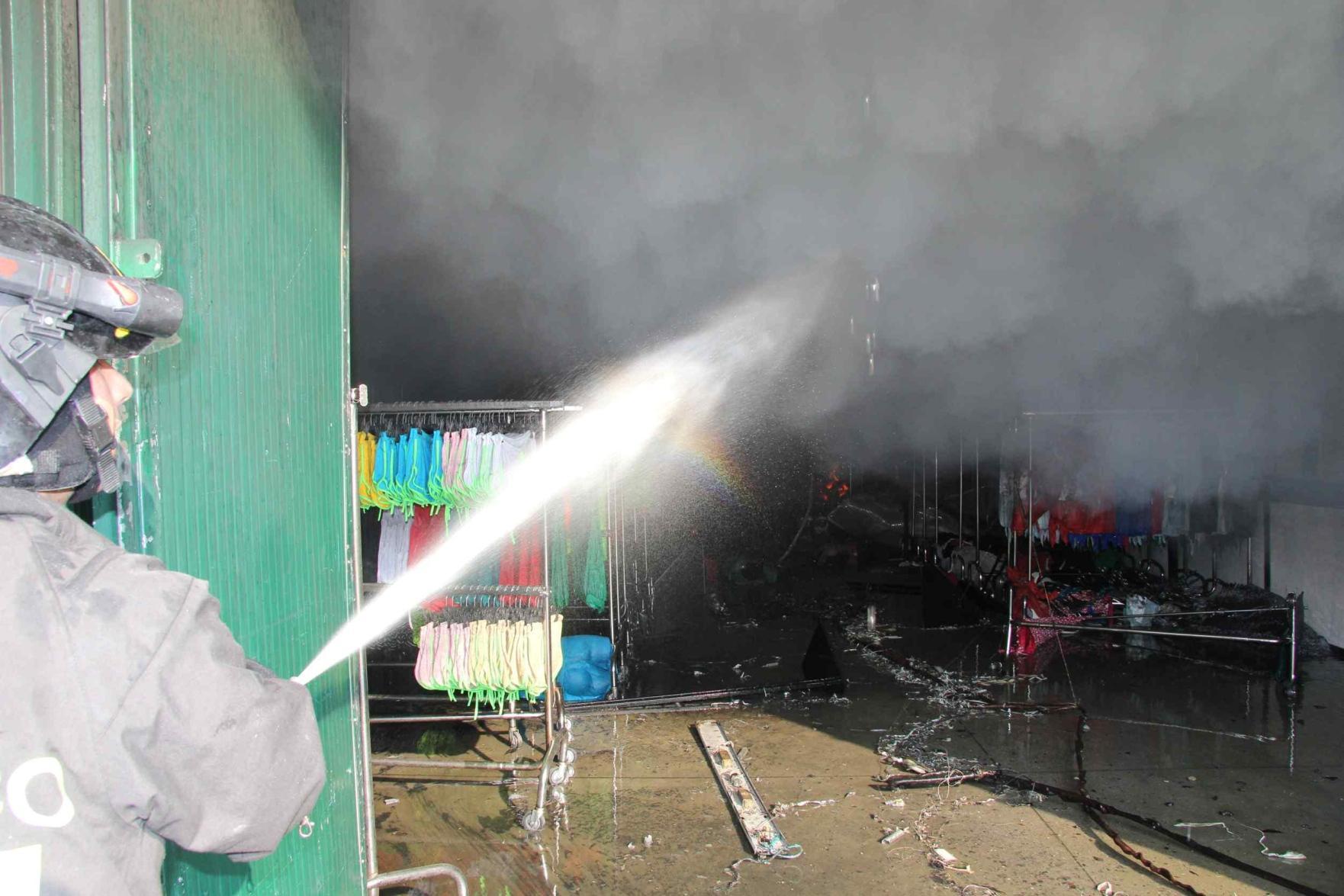 Prato/ Incendio distrugge tre pronto moda cinesi al Macrolotto di Iolo 