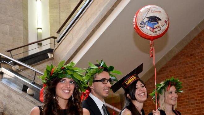 Quattro studenti di ingegneria al lavoro per il bike sharing