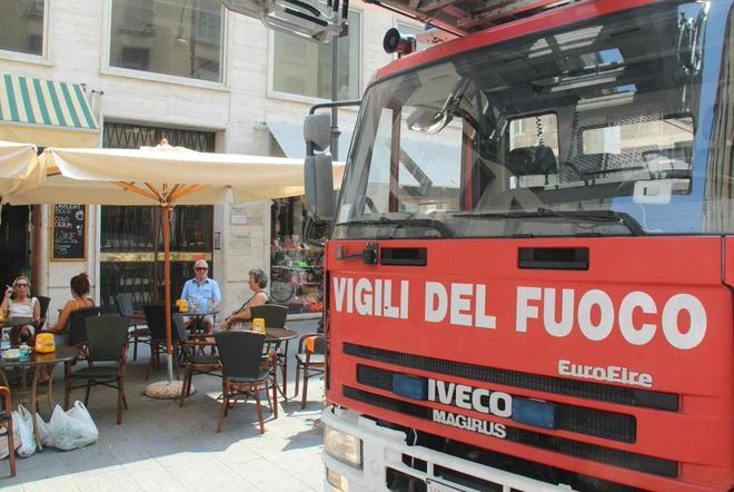 Due bimbi prigionieri in casa, i pompieri sfondano la porta 