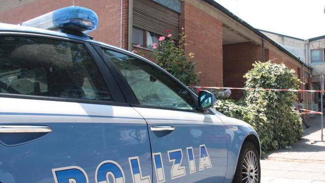 Borseggiatrice scoperta dalla cliente e arrestata dalla polizia in centro
