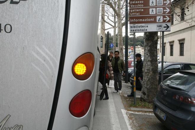Ubriaco si mette alla guida di un bus con 50 turisti 