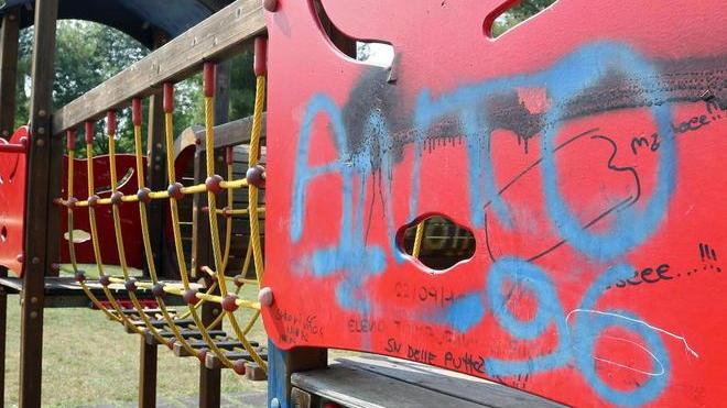 Pochi cestini e tanti rifiuti: il parco di Empoli diventa una discarica