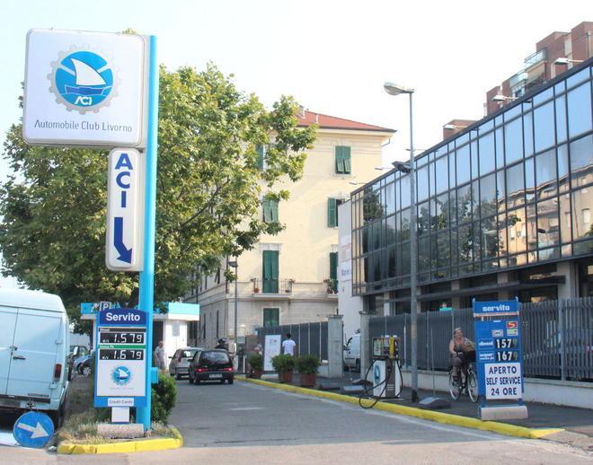 Carburante, tornano i distributori Aci e puntano al low cost 
