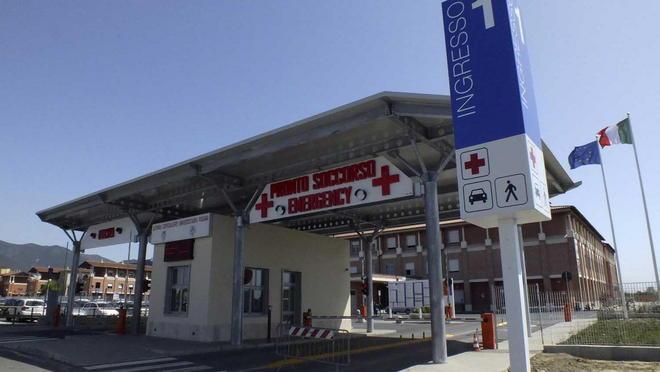 Prende fuoco mentre usa l’alcol per farsi un massaggio, è in coma 