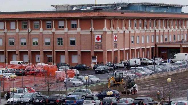 Insegue e tenta di rapinare un’infermiera in ospedale
