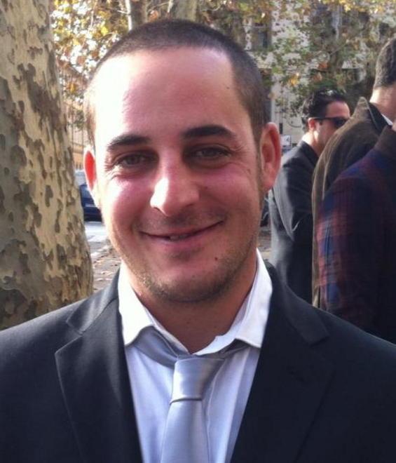 Lacrime e fiori in mare: «Arrivederci comandante» 
