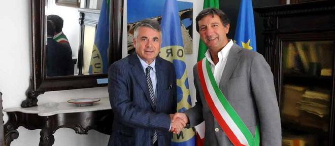 Saluti fra il sindaco Zubbani e il prefetto Merendino