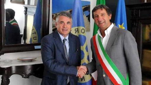 Saluti fra il sindaco Zubbani e il prefetto Merendino