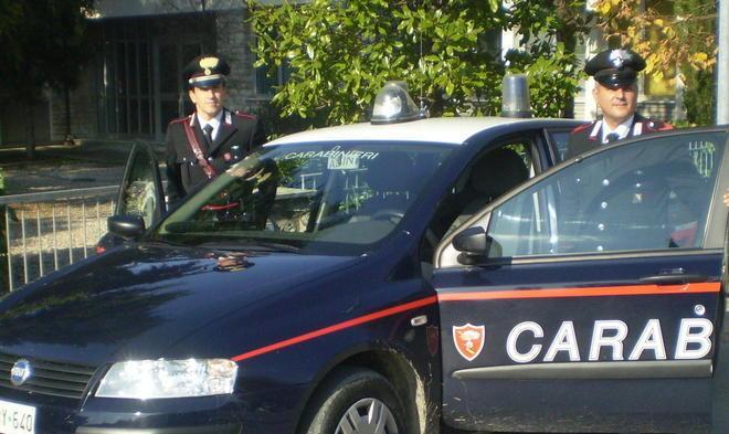 Sfasciò il portone della caserma, arrestato