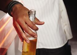 Vende alcol a un minore, commerciante denunciato 