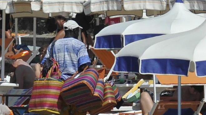 Blitz in spiaggia, sequestrati 8mila costumi