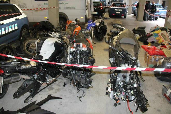 Giro di moto rubate e pezzi di ricambio scoperto dalla polizia a Gabbro