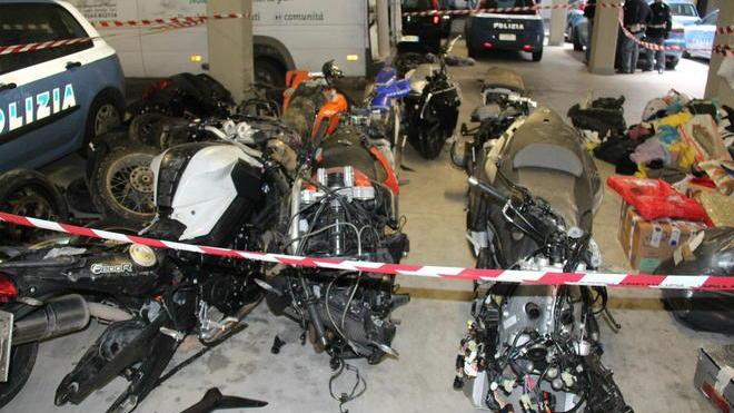 Giro di moto rubate e pezzi di ricambio scoperto dalla polizia a Gabbro