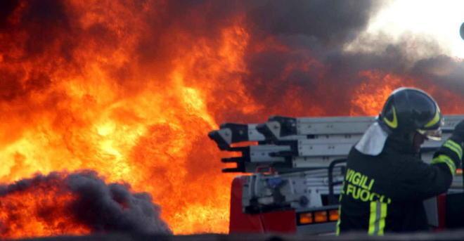 Fiamme alte 8 metri lungo la provinciale
