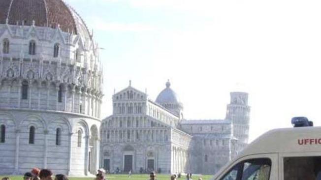 Studente si lancia da una cancellata e “atterra” sul vigile