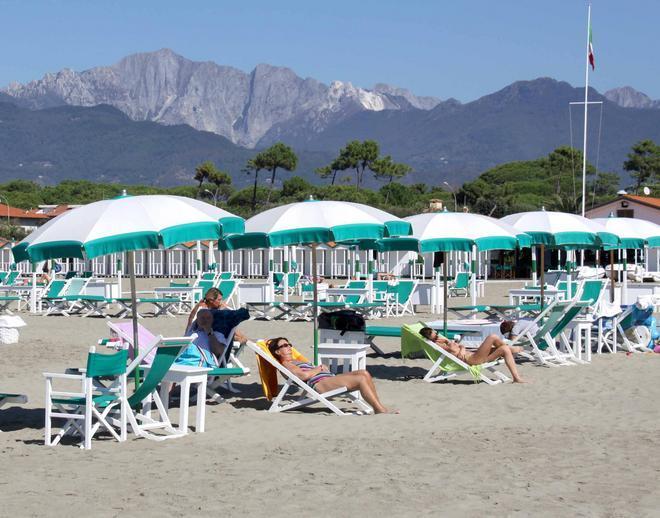 Via la plastica e il metallo dalle spiagge dei vip 