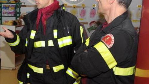 Resta incastrato nel letto a castello