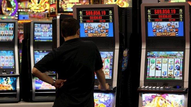 Gioco d’azzardo, niente slot nei circoli