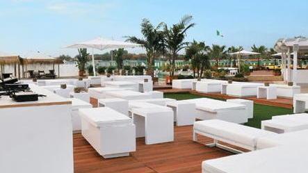 Rifiuti sul litorale: dito puntato contro i clienti del Beach club