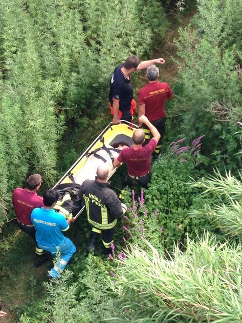 Giovane salvata sulla sponda del fiume 