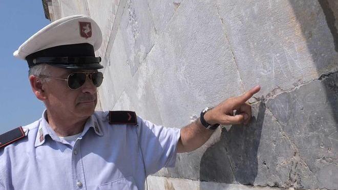 Duomo danneggiato, il turista-vandalo torna in libertà