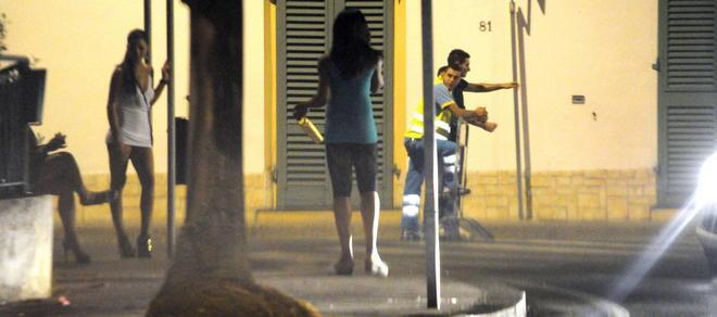 Donna ai domiciliari: portava l’amica a prostituirsi 
