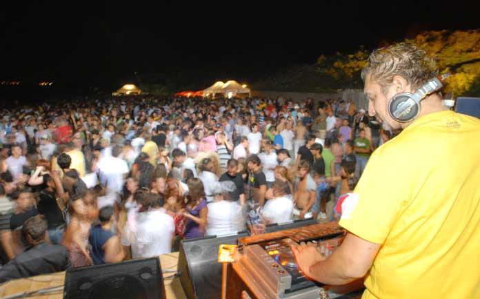 Beach party a Ferragosto, la protesta si allarga 