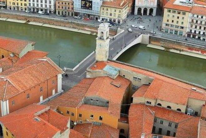 Nuotata in Arno, multati tre giovani