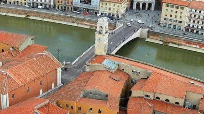 Nuotata in Arno, multati tre giovani
