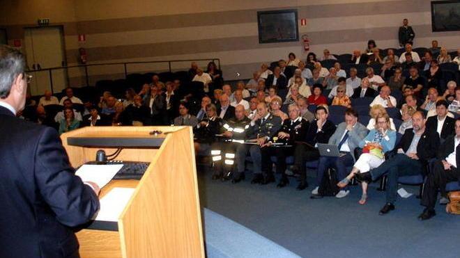 La polizia spiega agli anziani i trucchi dei malfattori